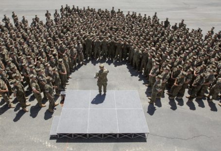 CMC Speaks to Camp Pendleton Marines in semi circle